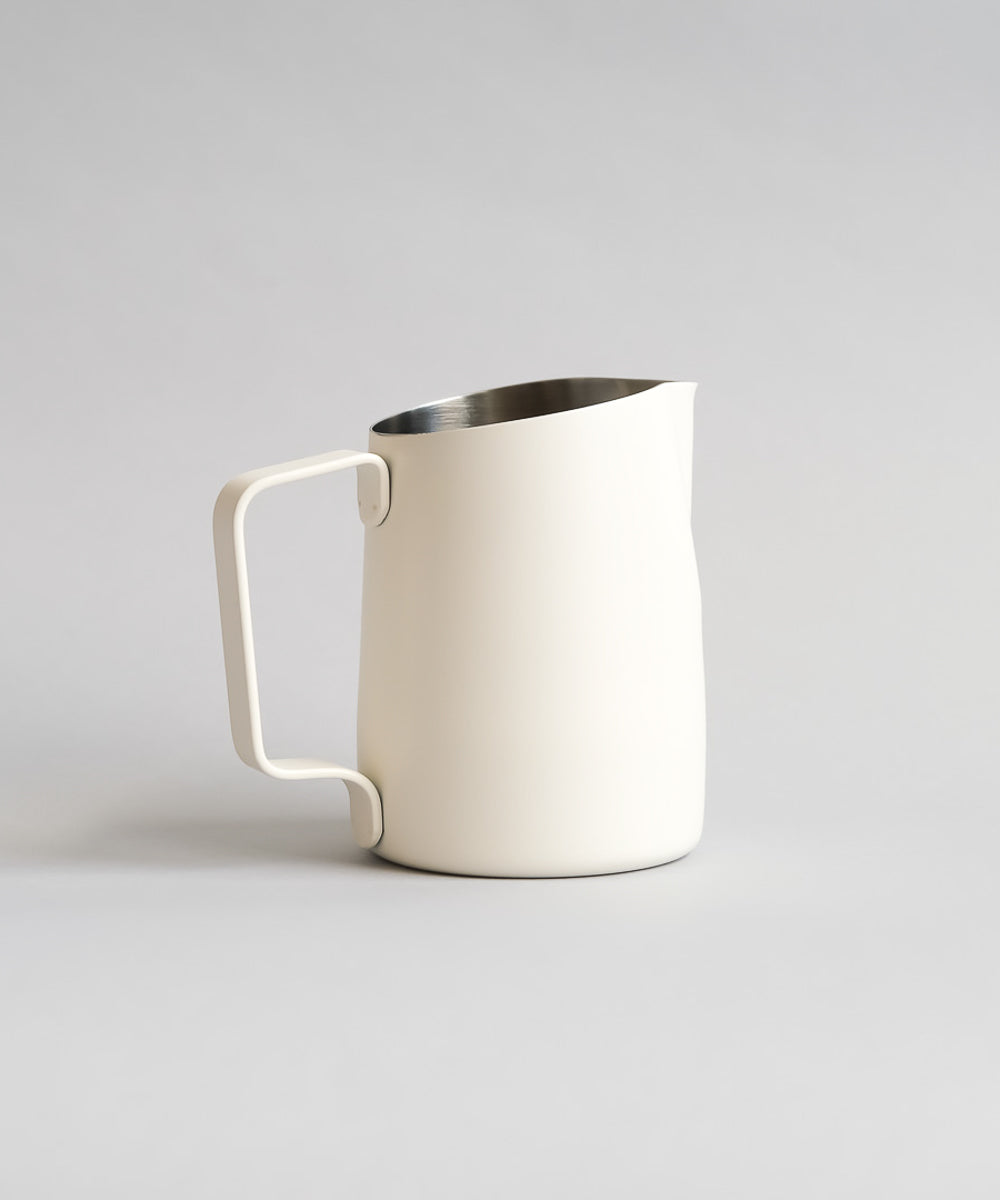 みるくmilk 　MERTENSEN バタフライプレート ホワイト 15oz Latte Art Pitcher with Round Spout in Matte White – Slow Pour