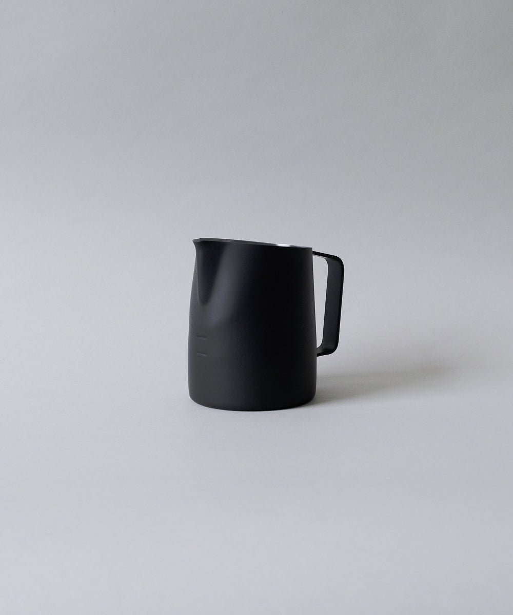 17oz Latte Art Pitcher with Round Tip and Dual Volume Indicator in