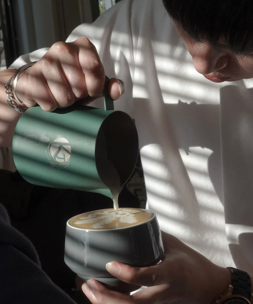 ミュージシャン LATTE 20oz WPM x KJ Latte Art Pitcher in #67 Spout – Slow Pour Supply